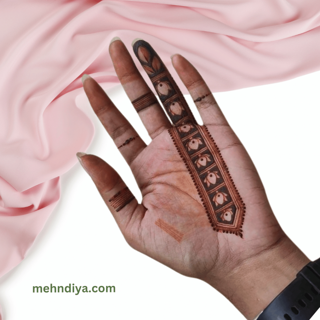 finger design Moroccan style aesthetic design on right hand