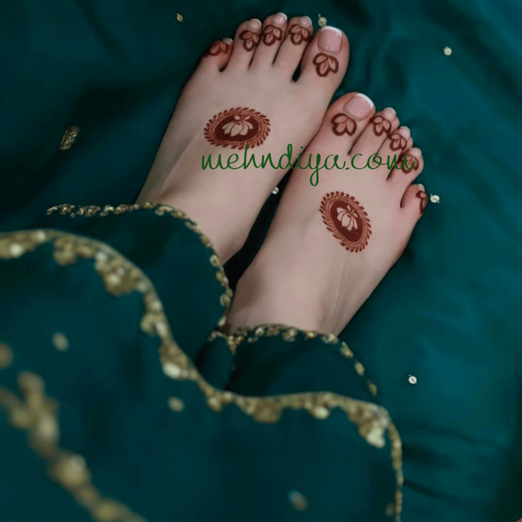 simple gol tikki or round henna design for feet